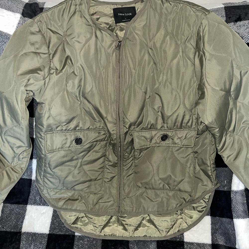 Army green , fashion lightweight coat!
